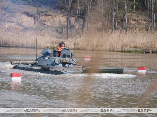 С военнослужащими 11 омбр прошло занятие по преодолению водной преграды
