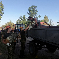 Белорусские военные продолжают оказывать помощь населению