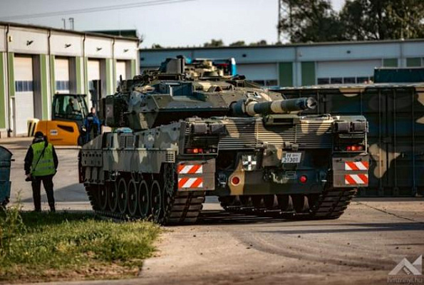 ВС Венгрии получили новую партию ОБТ «Леопард-2A7HU»