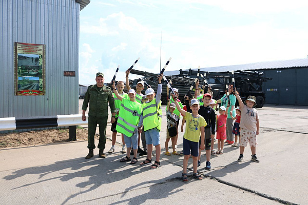 Военнослужащие 36-й дорожно-мостовой бригады устроили праздник воспитанникам Жодинского социально-педагогического центра