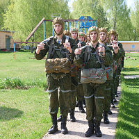 Новобранцы сил специальных операций готовятся к своему первому прыжку с парашютом