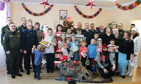 Военнослужащие Вооружённых Сил продолжают участвовать в акции «Наши дети»