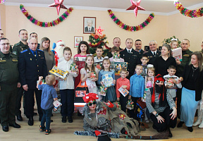 Военнослужащие Вооружённых Сил продолжают участвовать в акции «Наши дети»