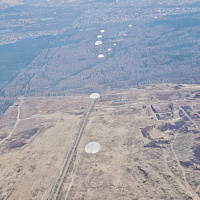 Военнослужащие 38 одшбр совершили свой первый прыжок с парашютом с высоты 800 метров