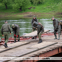 В Бешенковичах военнослужащие 30-й отдельной железнодорожной бригады завершают наведение понтонного моста через Западную Двину