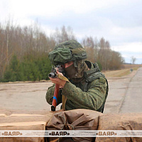 Военнослужащие одного из подразделений механизированной бригады выдвинулись из района сосредоточения в боевые порядки