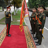 Генерал-майор Вадим Суров простился с Боевым Знаменем 72 ОУЦ