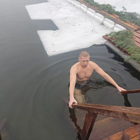 Окунание в прорубь в православный праздник Крещения Господня 