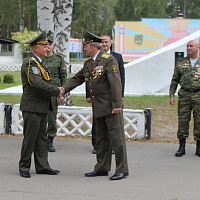 Командир 927-го центра подготовки и применения БАК попрощался с Боевым Знаменем