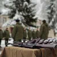 Военнослужащим нового пополнения вручили боевое оружие
