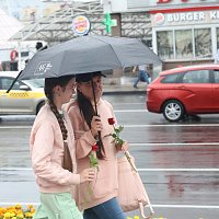 Десантники дарят девушкам цветы... и хорошее настроение