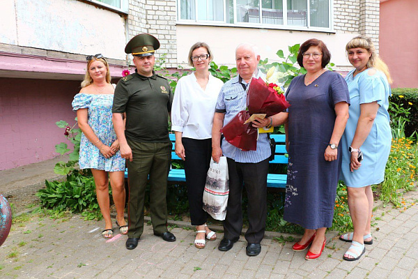 Военнослужащие 11 омбр поздравили ветеранов