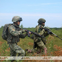 Белорусско-китайские воздушно-поисковые штурмовые группы отработали поиск условного противника и уничтожили его лагерь