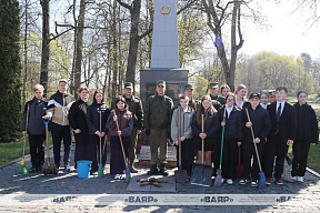 Военнослужащие 74-го отдельного полка связи наводят порядок на закреплённых за частью братских могилах