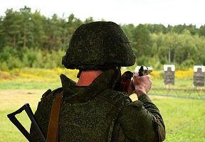 Занятия по огневой подготовке с военнослужащими Минской военной комендатуры