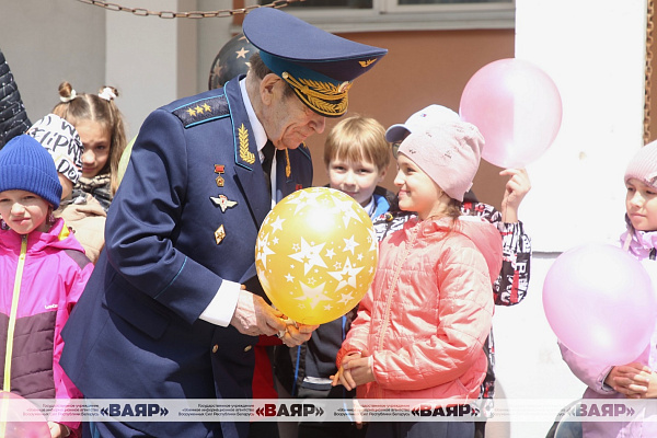 Средней школе № 93 г. Минска присвоено имя лётчика-космонавта Владимира Ковалёнка