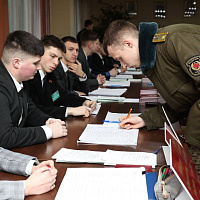 В числе избирателей - и люди в погонах 