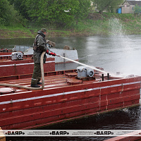 В Бешенковичах военнослужащие 30-й отдельной железнодорожной бригады завершают наведение понтонного моста через Западную Двину
