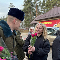 Накануне Дня женщин военнослужащие создают атмосферу праздника