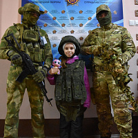 Военнослужащие одной из воинских частей ВВС и войск ПВО устроили детям праздник