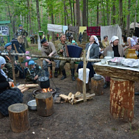 В урочище Красино реконструировали партизанскую стоянку