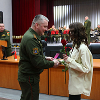 Фотофакт: военнослужащие во всех гарнизонах Беларуси поздравляют женщин с предстоящим праздником