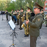 В минувшие выходные военнослужащие поздравили педагогов с профессиональным праздником