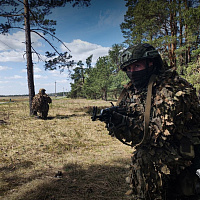 Военнослужащие продолжают оттачивать навыки на занятиях по боевой подготовке