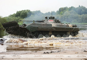  Занятие по преодолению водной преграды на боевых машинах пехоты с гвардейцами 120 омбр