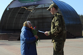 Военнослужащие поздравили белорусок с Днём женщин