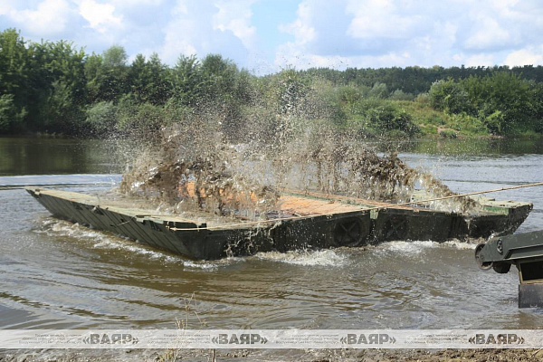 Тактико-специальное занятие по наведению понтонной переправы на реке Днепр