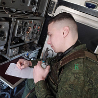 Практические занятия на технике связи с курсантами Военной академии