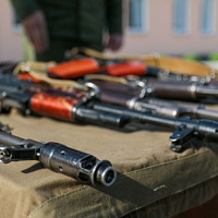 Военнослужащим нового пополнения вручили боевое оружие
