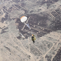 Военнослужащие 38 одшбр совершили свой первый прыжок с парашютом с высоты 800 метров