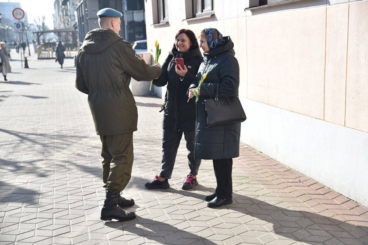 Брестские десантники поздравили горожанок с Днем женщин — ВАЯР