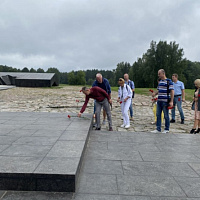 Цветы к памятнику «Непокоренный человек»