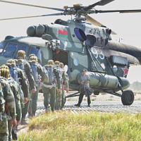 Брестские десантники выполнили прыжки с парашютом