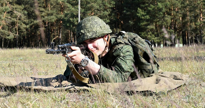 Занятия по огневой подготовке с военнослужащими из числа нового пополнения
