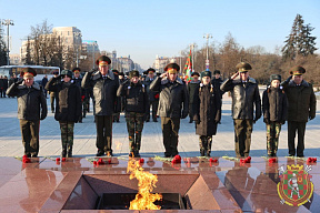 Торжественная церемония возложения цветов  к монументу Победы