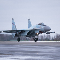Многоцелевые истребители СУ-35С ВКС России прибыли в Беларусь (видео)