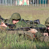 Новобранцы проходят курс начальной военной подготовки на полигонах