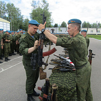Военнослужащие, недавно принявшие Военную присягу, получают штатное оружие и военную технику