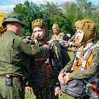 Витебские десантники совершили прыжки с парашютом из самолёта АН-2