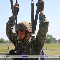 Белорусские и китайские военнослужащие отрабатывают наземные элементы прыжка с парашютом