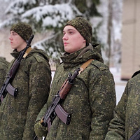 Военнослужащим нового пополнения вручили боевое оружие