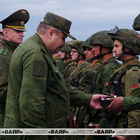 Награждение участников совместного стратегического учения «Запад-2025»