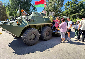 Военнослужащие 103 овдбр организовали выставку вооружения и техники
