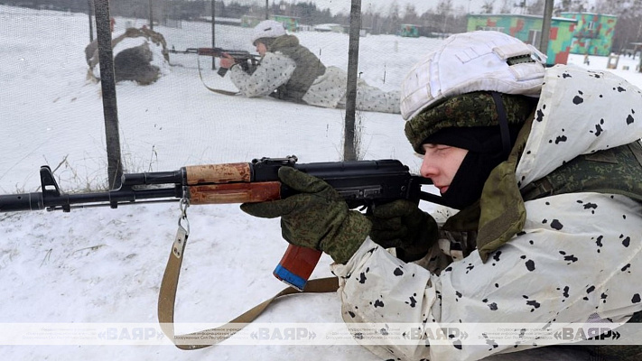 Личный состав одного из подразделений Западного оперативного командования совершенствует навыки на занятиях по огневой подготовке