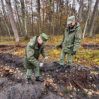 Военнослужащие продолжают принимать участие в акции «Дай лесу новае жыццё!»