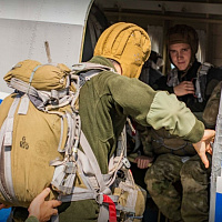 Военнослужащие 38 одшбр выполнили учебно-тренировочные прыжки с парашютом  